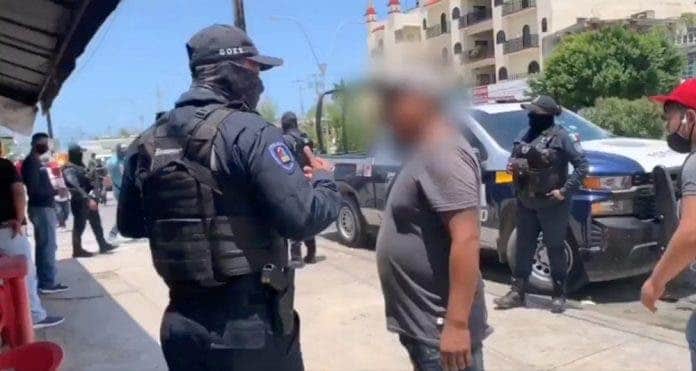 Cancún: Detienen a sujeto en la calle por no querer usar cubrebocas
