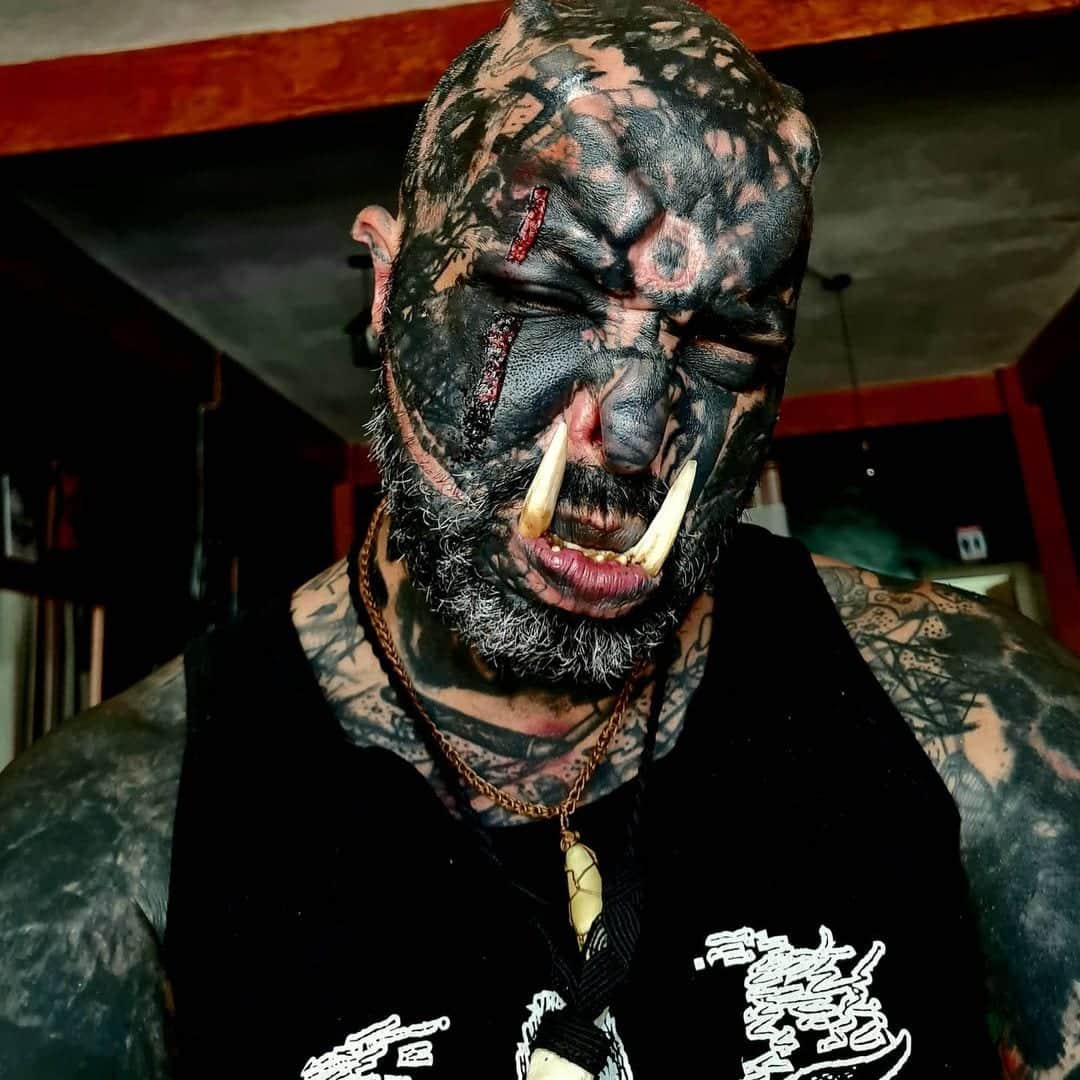 Él es Rico Ledesma, el hombre que transformó su cara para parecerse a un 'orco'
