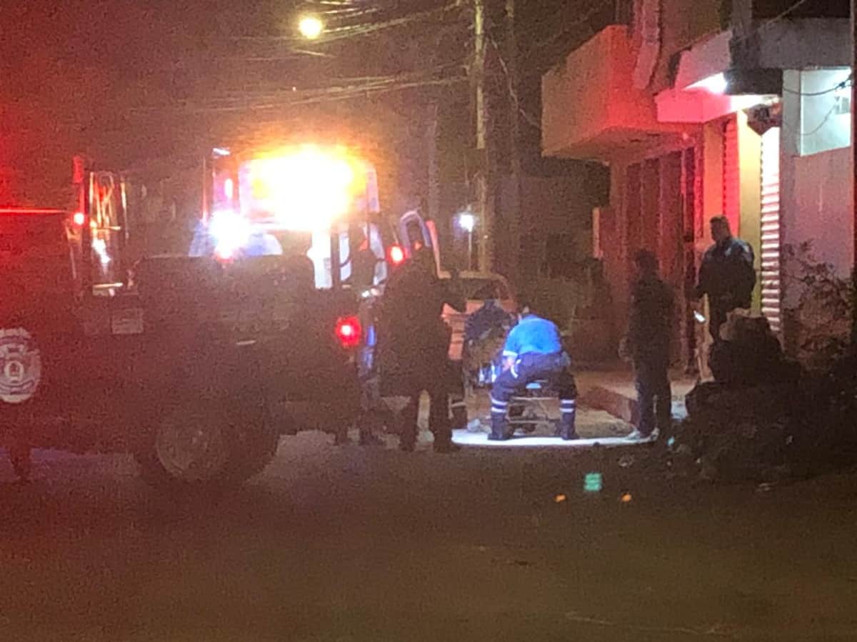 Atacan a balazos a hombre afuera de bar en Tulum; solo resultó con un rozón