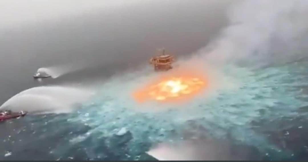 Video: Incendio en ducto de Pemex en el Golfo de México