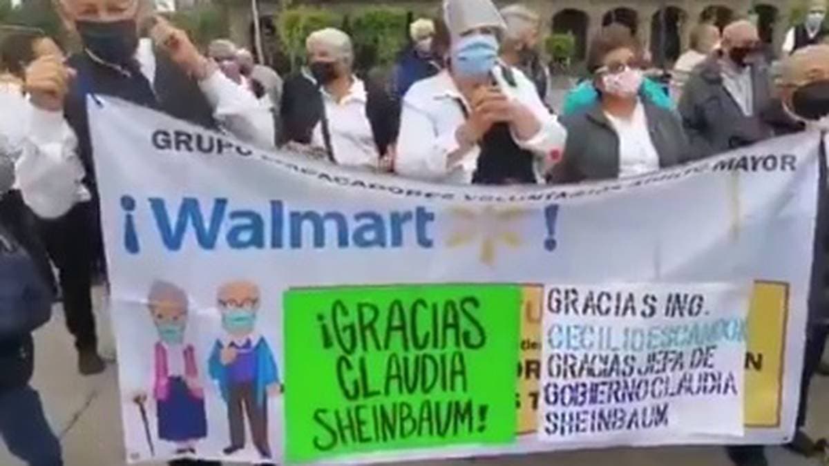Agradecen adultos mayores regresar como empacadores a Walmart