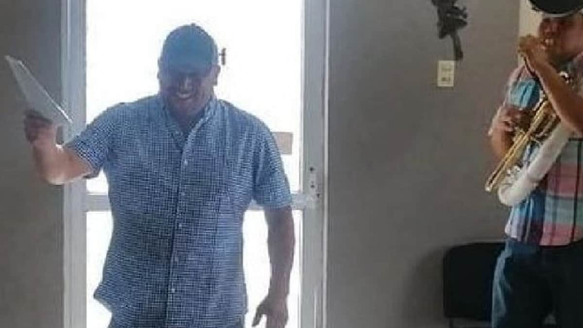 ¡Con todas las de la ley! Hombre celebra su divorcio con una banda musical en el registro