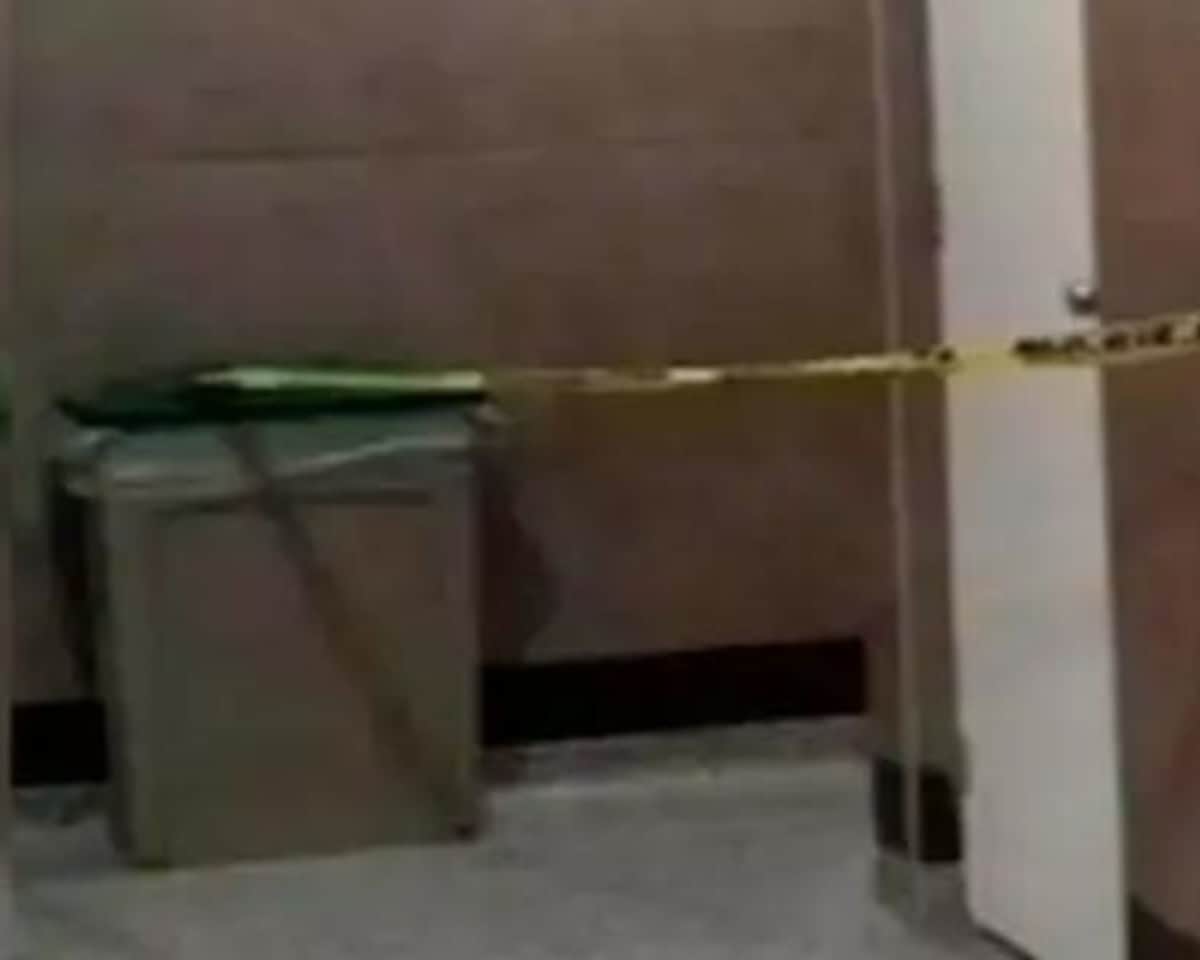 Madre abandona a recién nacido en un bote de basura de un baño, la atraparon