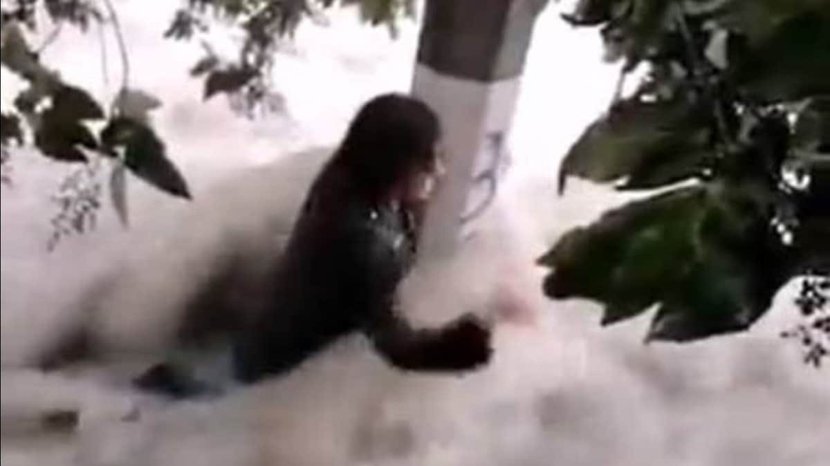 VIDEO: ¡Aterrador! Se aferra a un poste de luz para sobrevivir en inundaciones de Tlalnepantla