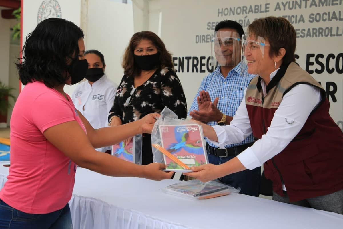 Entregan 10 mil paquetes de útiles escolares gratuitos en Playa del Carmen