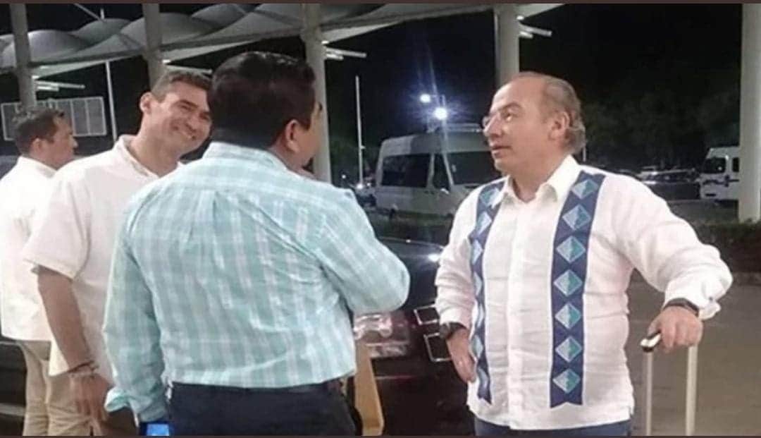 Calderón critica al gobierno por manejo de pandemia, pero acude a una boda