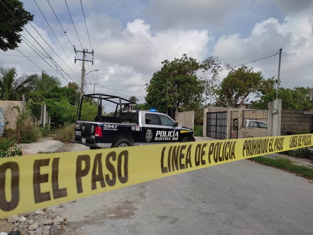 Asesinan y cuelgan de un árbol a hombre en Cancún