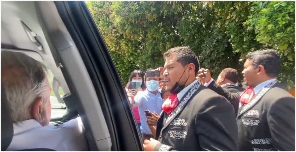 “Nos paró la CNTE, pero nos saludaron nuestros simpatizantes”: AMLO presume serenata con mariachi en Chiapas