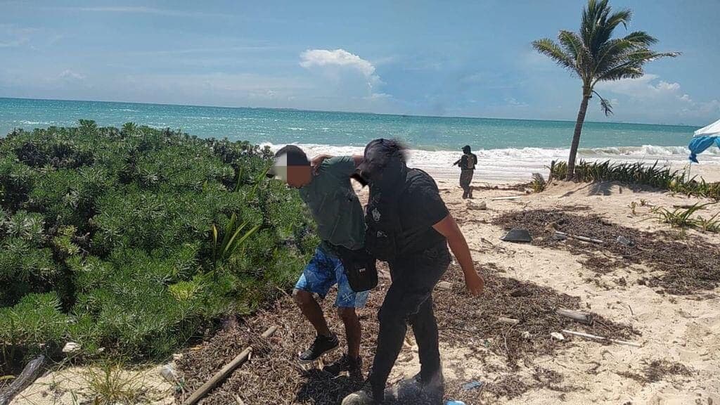 Autoridades federales toman Isla Blanca y detienen a dos vendedores con droga