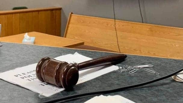 Padres deberán pagar 30 mil dólares a su hijo por botar sus revistas y películas de contenido adulto