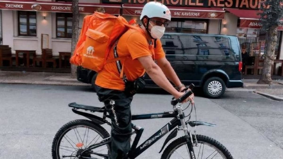 Exministro afgano se gana la vida como delivery en Alemania