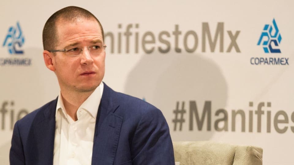 Ricardo Anaya comparece ante un juez que reprograma su audiencia hasta octubre