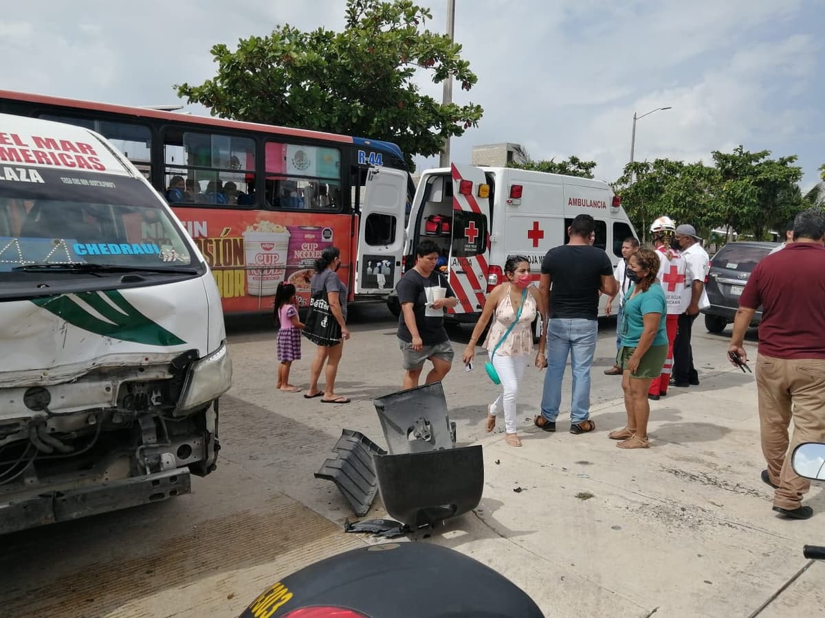 Combi choca contra vehículo y deja 10 lesionados en Cancún
