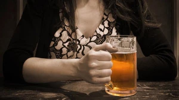 ¡EL NOVIO DEL AÑO! A su novia se le sale materia fecal por accidente frente a todos en un bar y él no la deja sola