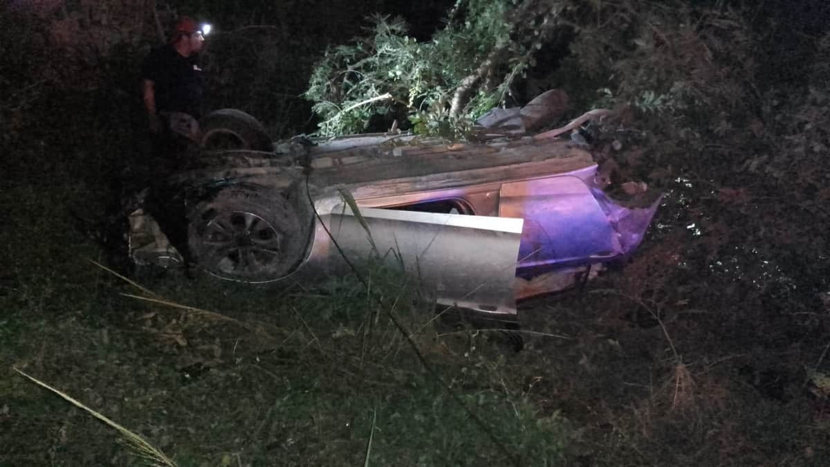 Se estrella y vuelca su auto en Playa del Carmen; resulta prácticamente ileso