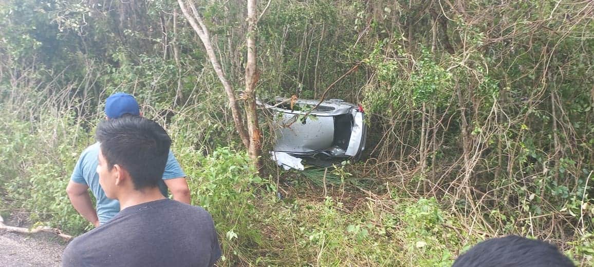Se sale auto de carretera Tulum-Cobá y deja un muerto y tres heridos
