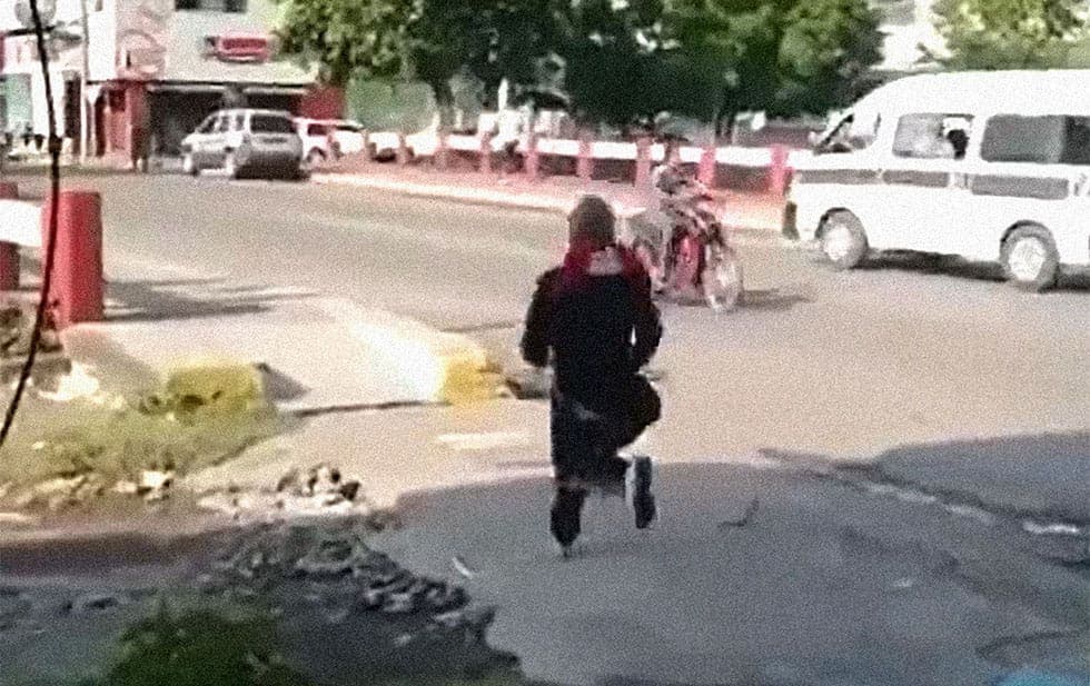 VIDEO: Hombre se roba traje de José María Morelos del museo y corre con él