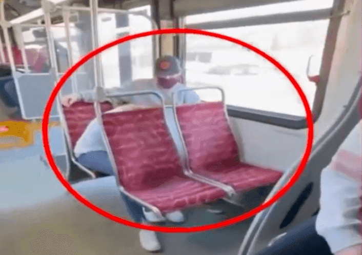 VIDEO VIRAL: Graban a pareja 'haciendo cositas' en el transporte público
