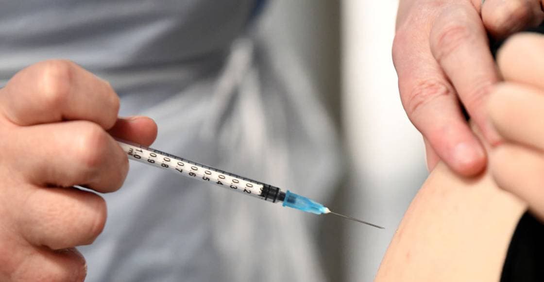 Buscan a hombre que se vacunó cinco veces contra el Covid-19 en Brasil