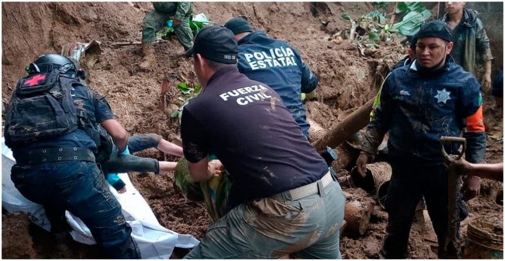 “No están solos”, dice AMLO a familiares de fallecidos por paso del huracán “Grace” en Veracruz