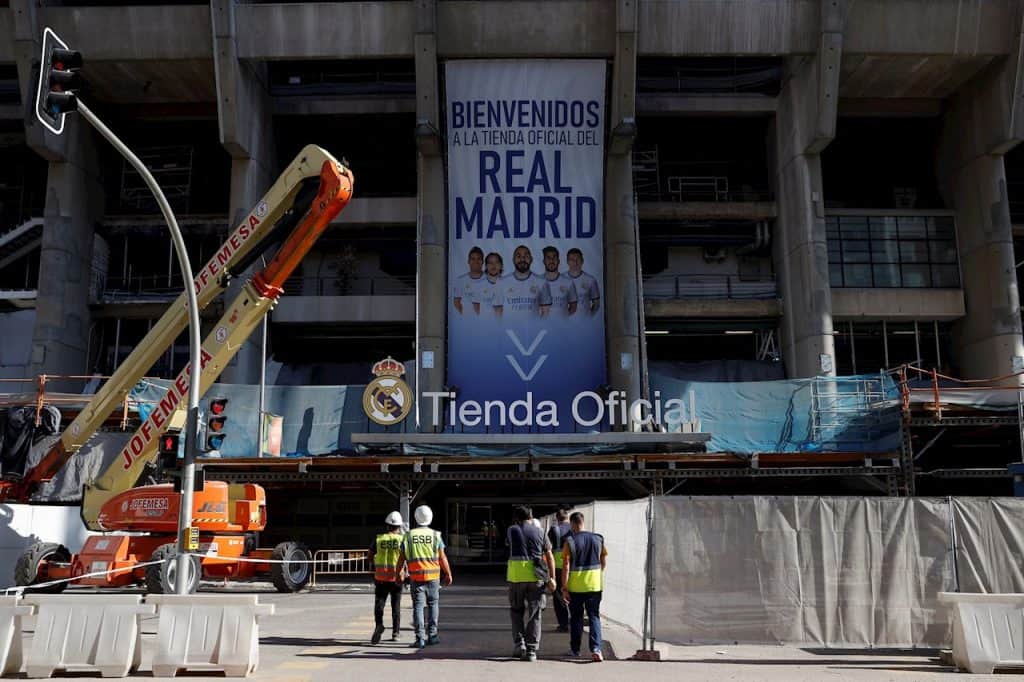 Estrellan un auto en el Bernabéu para robar la tienda oficial del Real Madrid