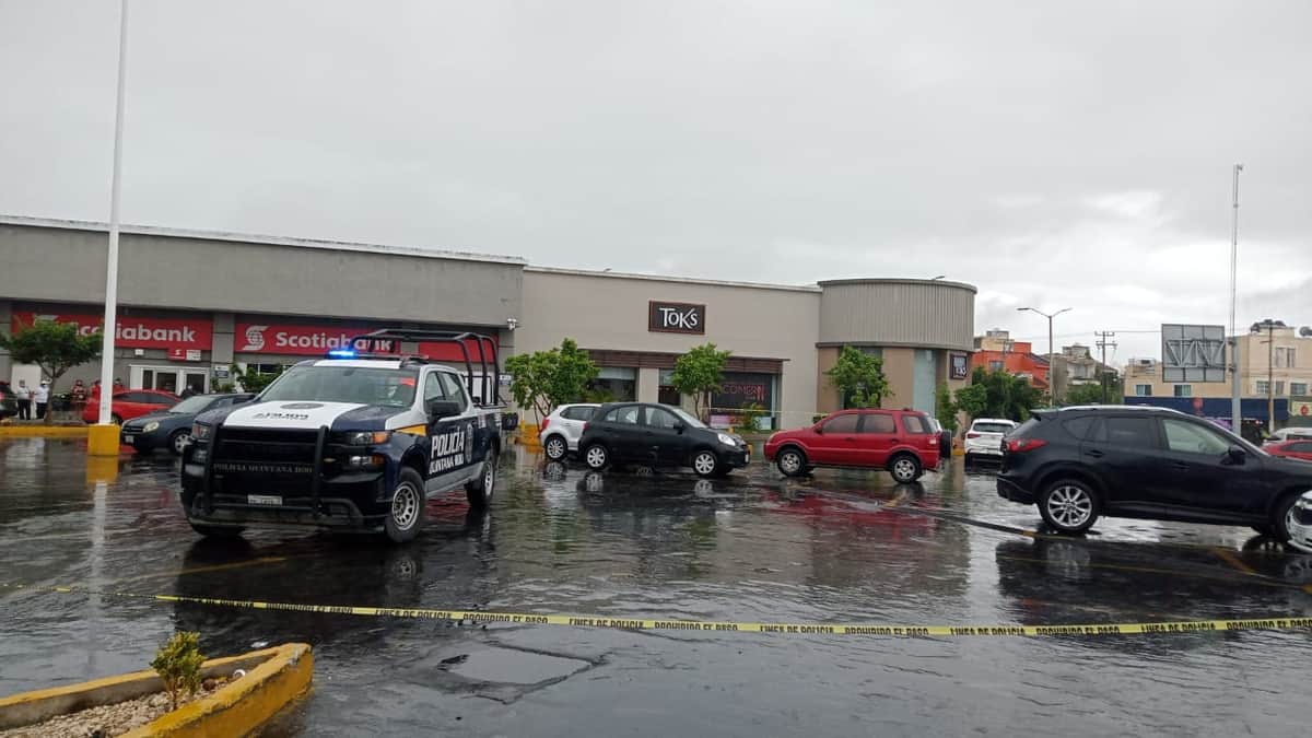¡Balean a un hombre! Dentro de su vehículo en el estacionamiento de Multiplaza de Cancún