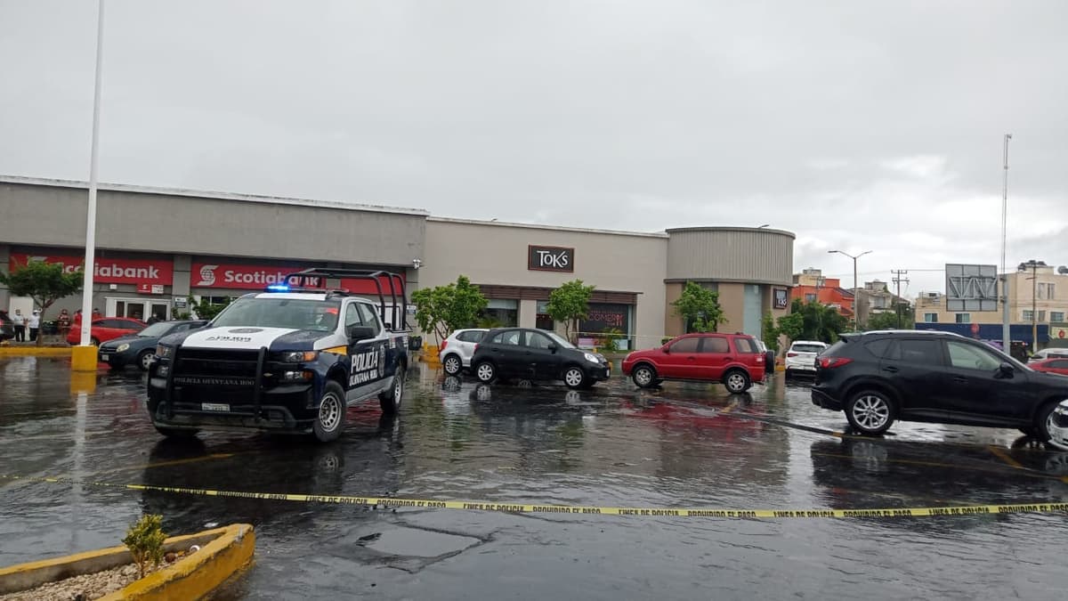 ¡Balean a un hombre! Dentro de su vehículo en el estacionamiento de Multiplaza de Cancún