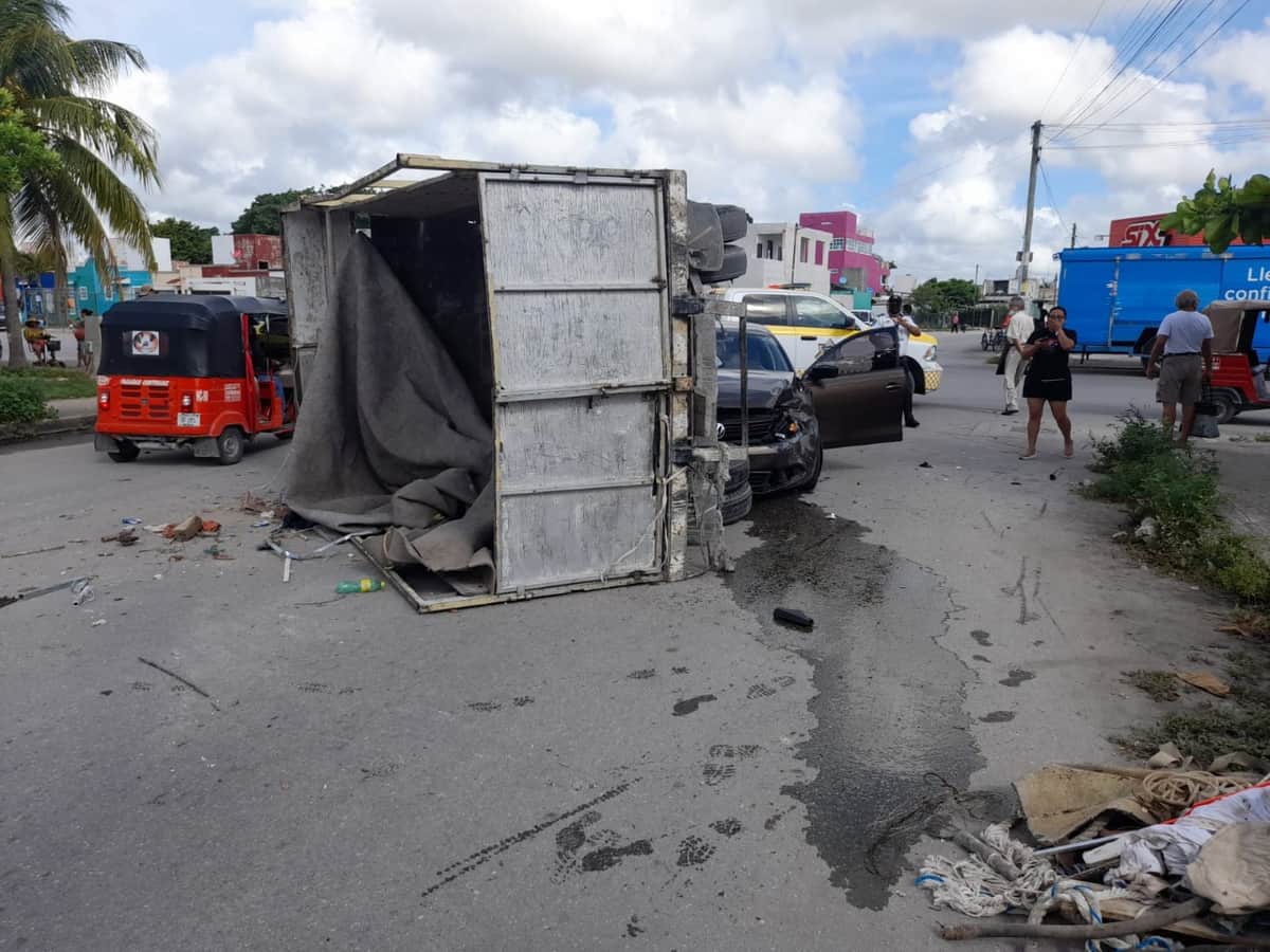 ¡Accidente vial! Camión es embestido por un coche en Cancún; cuatro resultan lesionados