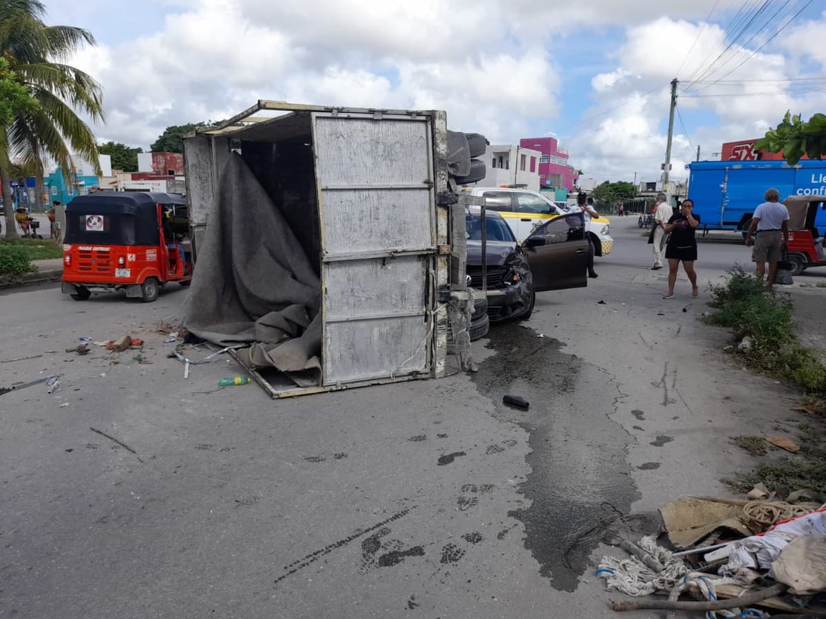 ¡Accidente vial! Camión es embestido por un coche en Cancún; cuatro resultan lesionados