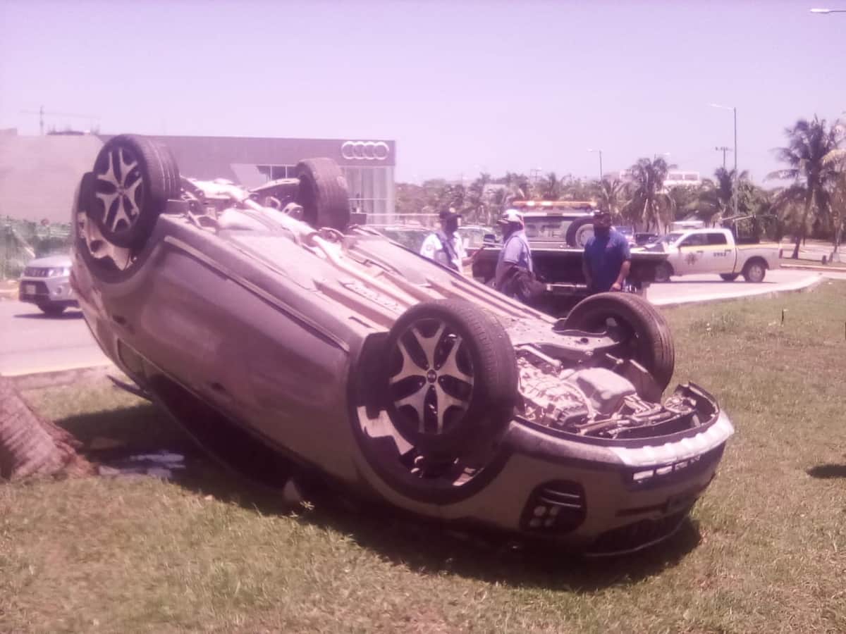 Chocan ministeriales en la avenida Bonampak de Cancún
