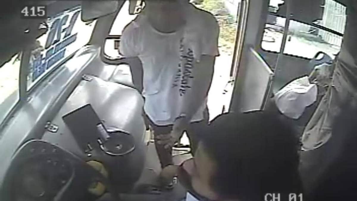 ¡Captado en video! Un delincuente asalto a un camión de pasajeros en Cancún