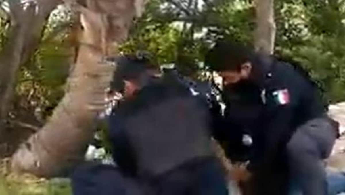 'Lo lastiman': Captan a policías deteniendo con exceso de fuerza a persona en la Zona Hotelera de Cancún