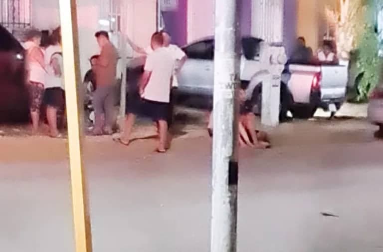 LADRÓN FINGE DESMAYO: Vecinos someten a sujeto por asaltar a persona de tercera edad en Cancún