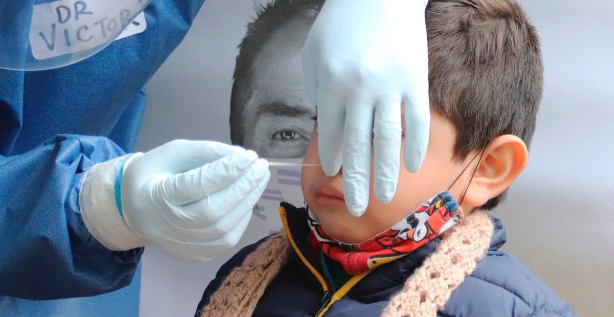 Un padre envió a su hijo a la escuela después de dar positivo en una prueba de covid-19; más de 80 estudiantes fueron puestos en cuarentena