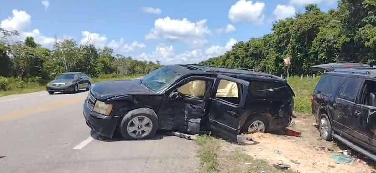 Chocan de frente dos camionetas en tramo carretero de Bacalar