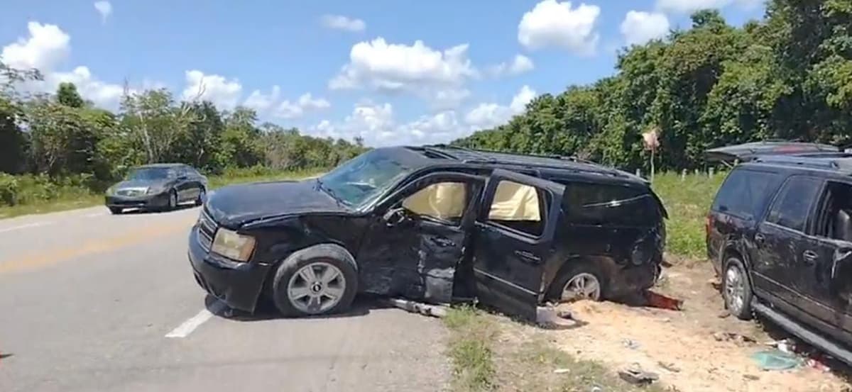 Chocan de frente dos camionetas en tramo carretero de Bacalar