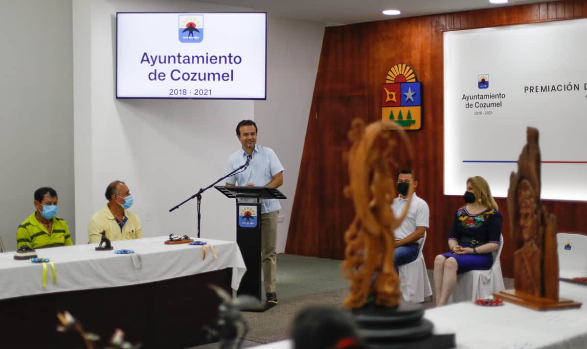 Pedro Joaquín entrega reconocimientos a ganadores de XV Concurso Municipal de Artesanías