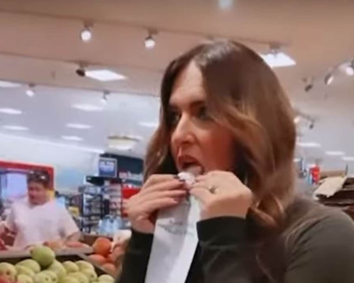 ¡Qué asco! Mujer lame productos en un supermercado para 'fortalecer el sistema inmune'