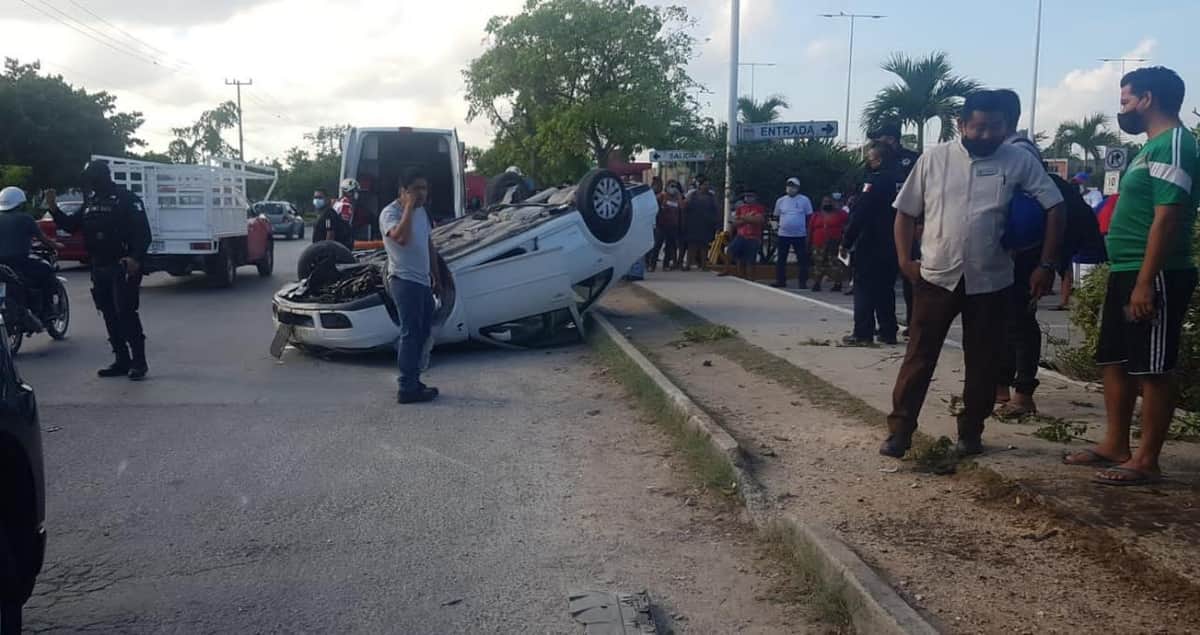¡Accidente! Un auto se vuelca en Av. Laki'n de Cancún y el conductor termina lesionado