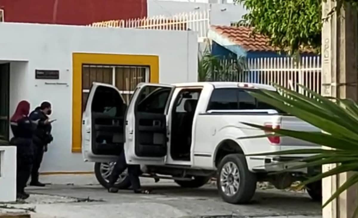 Ejecutan de cinco disparos a hombre junto a una camioneta, en Cancún
