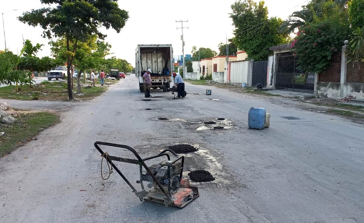 Mejora Gobierno de Puerto Morelos la movilidad urbana con trabajos de bacheo