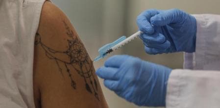 Alemania volverá a vacunar a miles de personas porque una enfermera les inyectó agua con sal