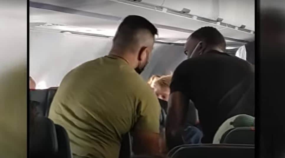 VIDEO: Atan a pasajero de American Airlines por intentar romper una ventana del avión