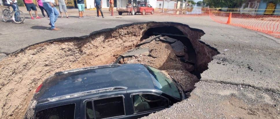 Se abre otro enorme socavón...ahora en Sonora y se 'traga' una camioneta