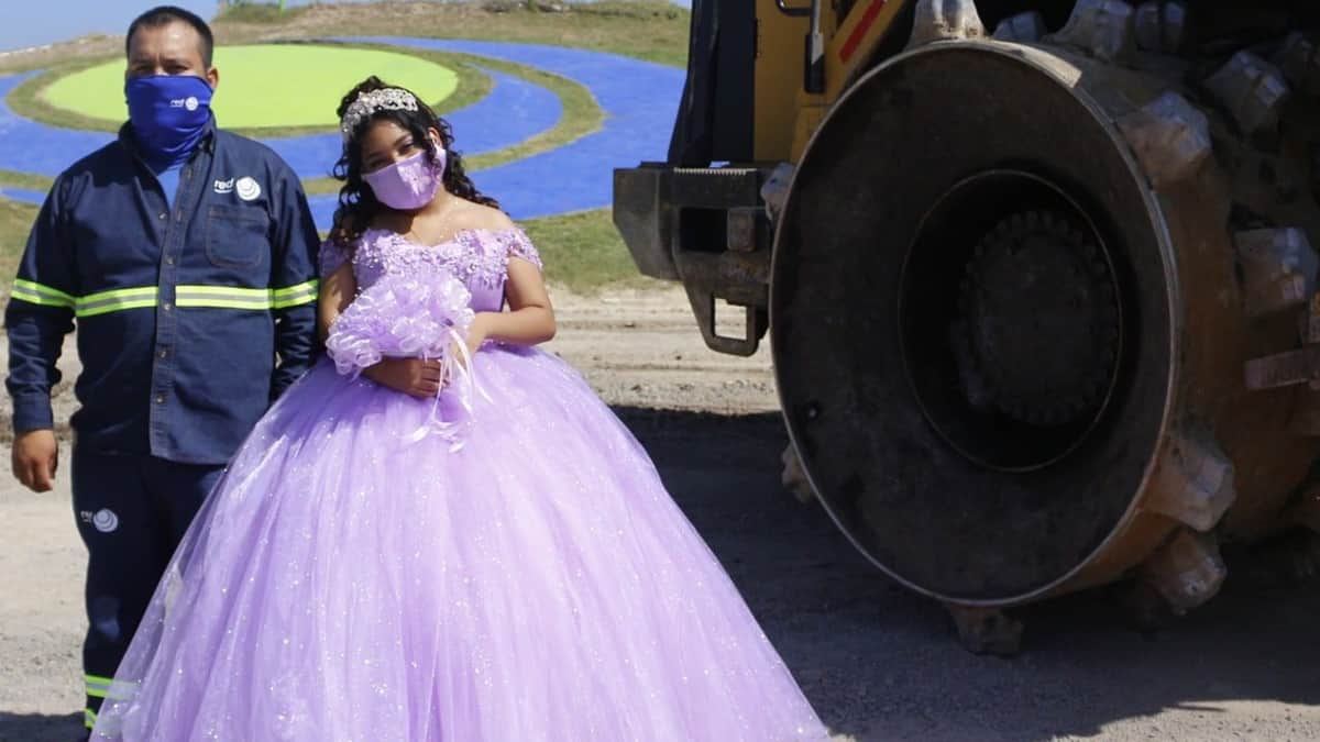 ‘No me da vergüenza’: Quinceañera realiza sesión de fotos en basurero donde trabaja su papá