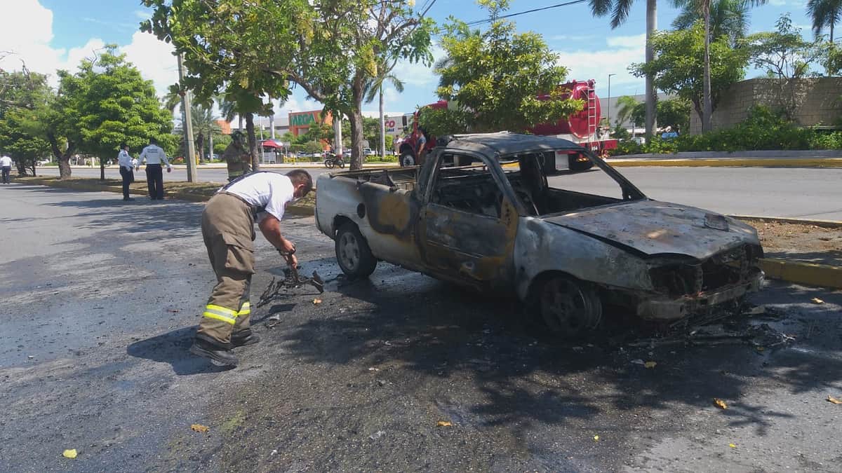 Incendio consume camioneta en plena avenida Kabah en Cancún