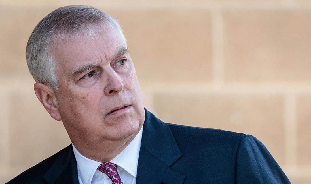 Demandan al príncipe Andrés de Inglaterra; lo acusan de abusar de menor de edad