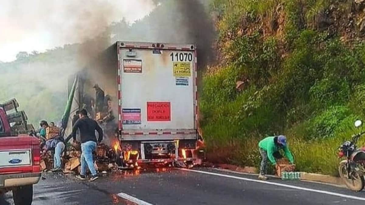 Pobladores rapiñan cerveza de un tráiler que estaba en llamas en Veracruz