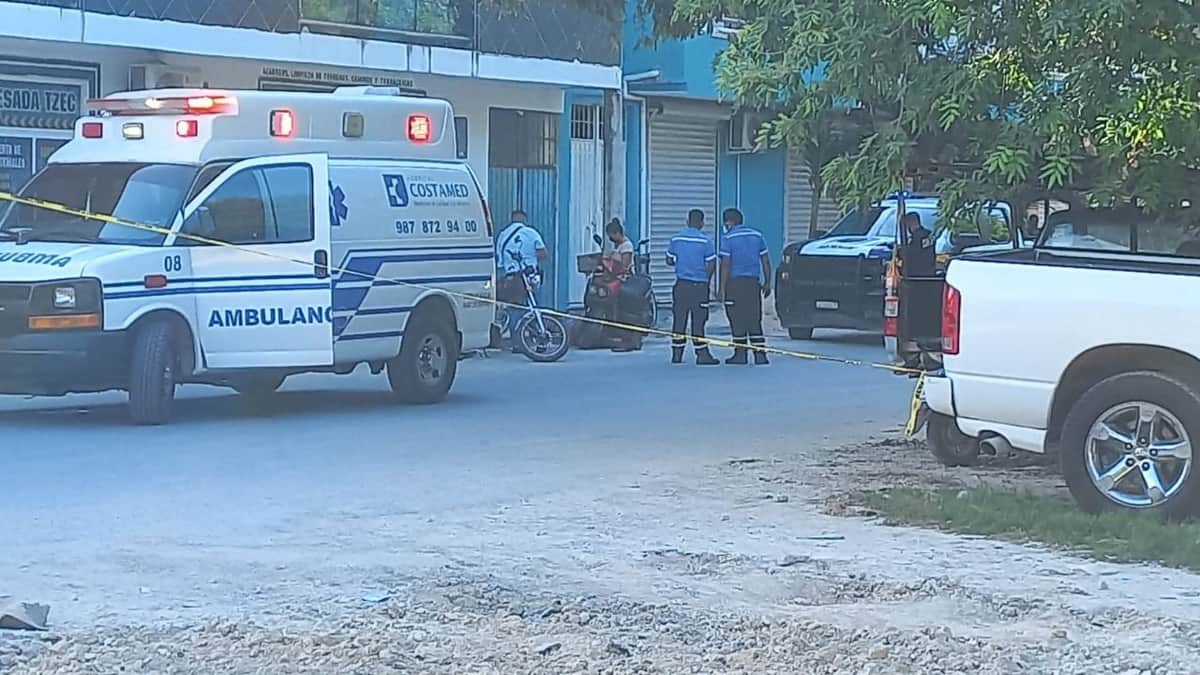 Dos sujetos ejecutan a un hombre en la calle de Tulum