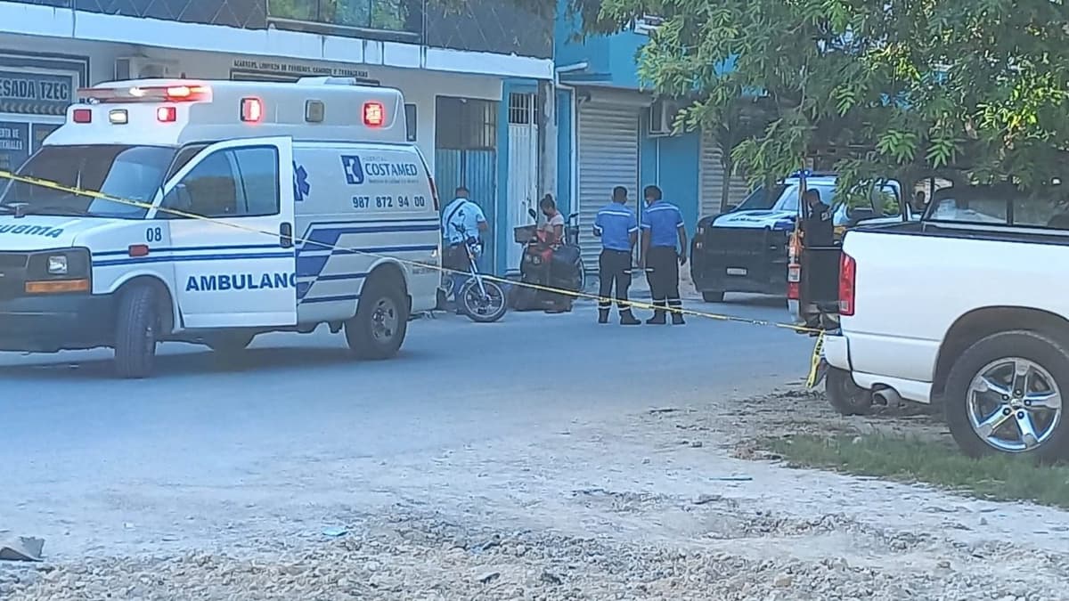 Dos sujetos ejecutan a un hombre en la calle de Tulum